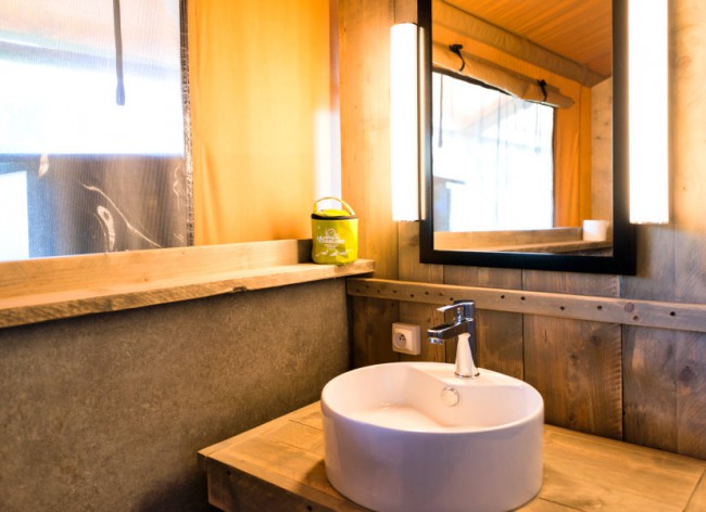 Les Sablons - Premium Safari Tent's well-equipped bathroom